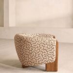 masif ahsap kavisli modern koltuk tasarimi, desenli kumas ozel uretim kanepe modeli, sarici sirtli konforlu salon koltugu, heykelsi form modern sofa tasarimi, butik tarz designer koltuk