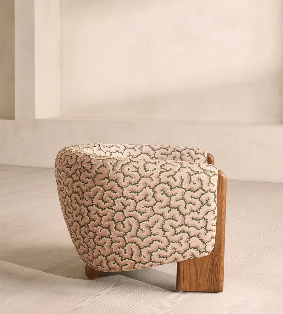 masif ahsap kavisli modern koltuk tasarimi, desenli kumas ozel uretim kanepe modeli, sarici sirtli konforlu salon koltugu, heykelsi form modern sofa tasarimi, butik tarz designer koltuk