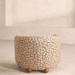 masif ahsap kavisli modern koltuk tasarimi, desenli kumas ozel uretim kanepe modeli, sarici sirtli konforlu salon koltugu, heykelsi form modern sofa tasarimi, butik tarz designer koltuk