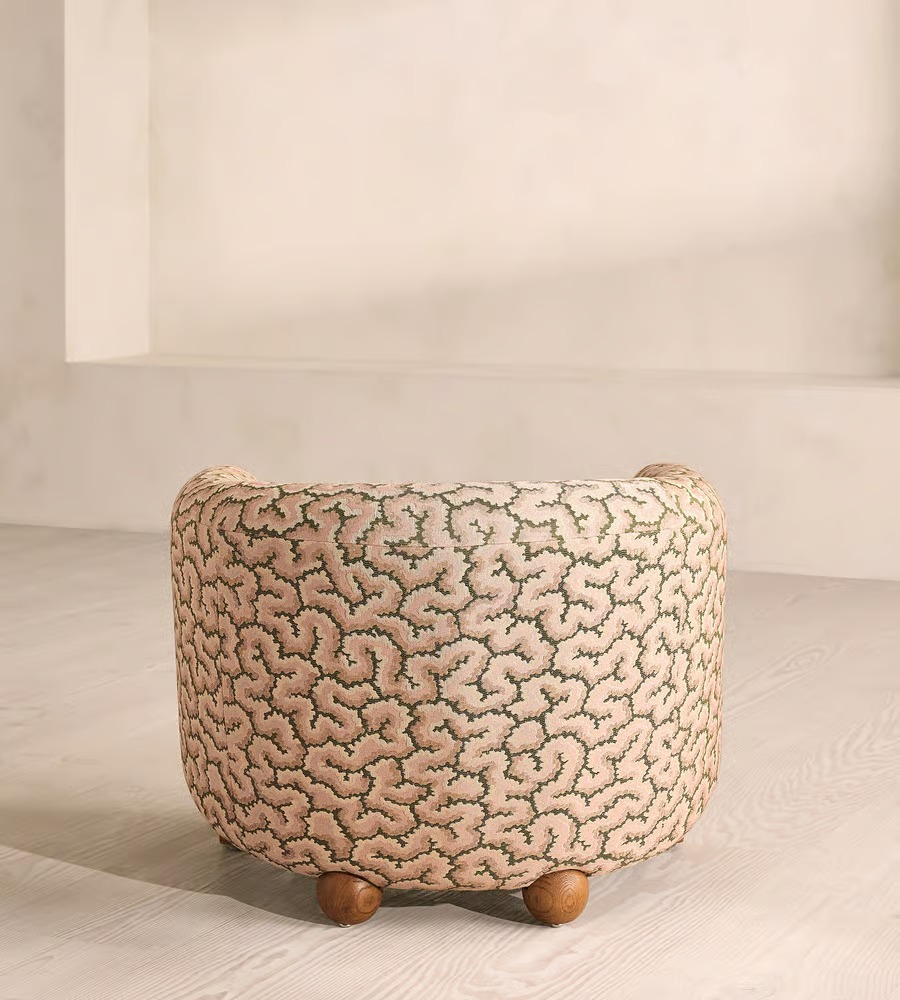 masif ahsap kavisli modern koltuk tasarimi, desenli kumas ozel uretim kanepe modeli, sarici sirtli konforlu salon koltugu, heykelsi form modern sofa tasarimi, butik tarz designer koltuk