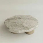 mermer sehpa çift konik ayaklı özel ölçü, masif ahşap ayaklı coffee table sipariş mobilya, ısmarlama mobilya doğal taş sehpa tasarım, minimal heykelsi orta sehpa mermer, japandi stil mermer sehpa doğal ahşap ayak