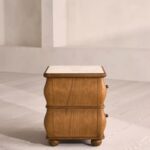 kavisli masif ahşap komodin özel üretim, iki çekmeceli komodin özel ölçü sipariş mobilya, ısmarlama mobilya modern klasik komodin tasarım, doğal ahşap komodin yumuşak form detaylı, mermer üst tablali komodin masif ahşap tasarım