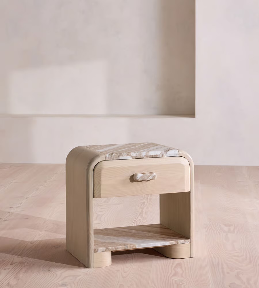 traverten tablalı masif meşe komodin, kavisli gövdeli modern bedside table, özel üretim ahşap çekmeceli komodin, traverten detaylı modern yatak odası komodini, raflı masif ahşap bedside table tasarımı