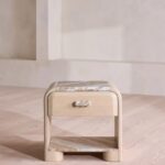 traverten tablalı masif meşe komodin, kavisli gövdeli modern bedside table, özel üretim ahşap çekmeceli komodin, traverten detaylı modern yatak odası komodini, raflı masif ahşap bedside table tasarımı