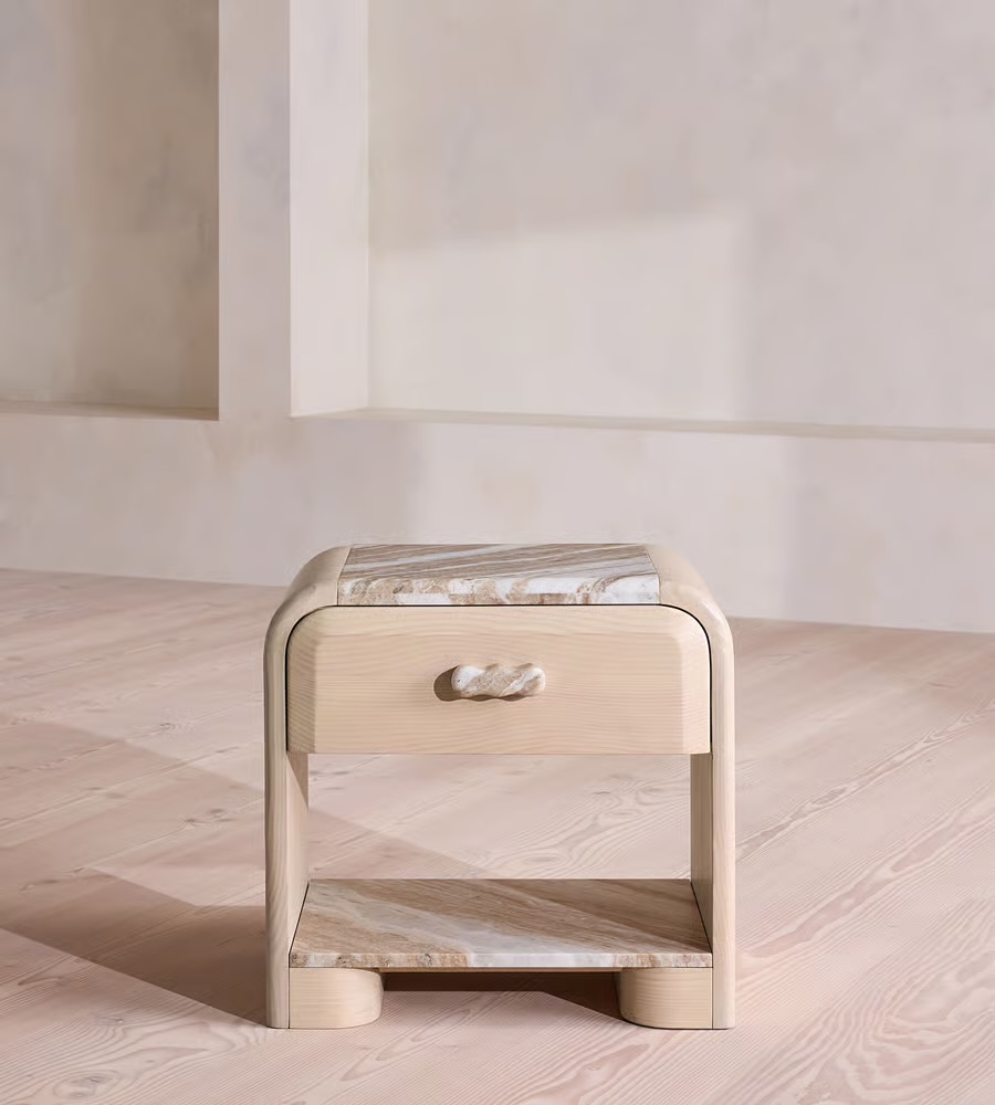 traverten tablalı masif meşe komodin, kavisli gövdeli modern bedside table, özel üretim ahşap çekmeceli komodin, traverten detaylı modern yatak odası komodini, raflı masif ahşap bedside table tasarımı