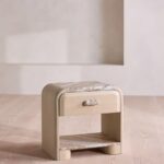 traverten tablalı masif meşe komodin, kavisli gövdeli modern bedside table, özel üretim ahşap çekmeceli komodin, traverten detaylı modern yatak odası komodini, raflı masif ahşap bedside table tasarımı
