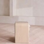 traverten tablalı masif meşe komodin, kavisli gövdeli modern bedside table, özel üretim ahşap çekmeceli komodin, traverten detaylı modern yatak odası komodini, raflı masif ahşap bedside table tasarımı