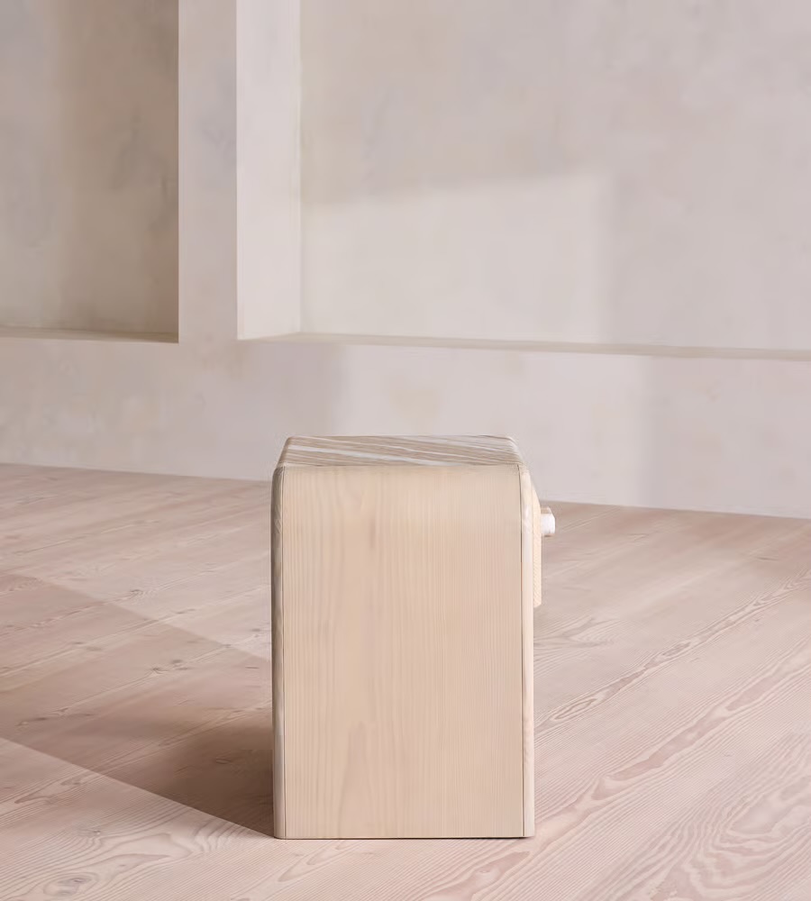 traverten tablalı masif meşe komodin, kavisli gövdeli modern bedside table, özel üretim ahşap çekmeceli komodin, traverten detaylı modern yatak odası komodini, raflı masif ahşap bedside table tasarımı