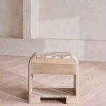 traverten tablalı masif meşe komodin, kavisli gövdeli modern bedside table, özel üretim ahşap çekmeceli komodin, traverten detaylı modern yatak odası komodini, raflı masif ahşap bedside table tasarımı