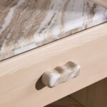 traverten tablalı masif meşe komodin, kavisli gövdeli modern bedside table, özel üretim ahşap çekmeceli komodin, traverten detaylı modern yatak odası komodini, raflı masif ahşap bedside table tasarımı