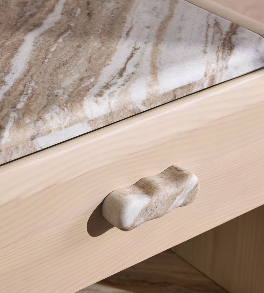 traverten tablalı masif meşe komodin, kavisli gövdeli modern bedside table, özel üretim ahşap çekmeceli komodin, traverten detaylı modern yatak odası komodini, raflı masif ahşap bedside table tasarımı