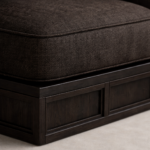 entegre yan sehpalı modern koltuk, platform govdeli ahsap lounge koltuk, ozel uretim modern lounge armchair, mimari tabanli modern koltuk tasarimi, modern interior lounge koltuk