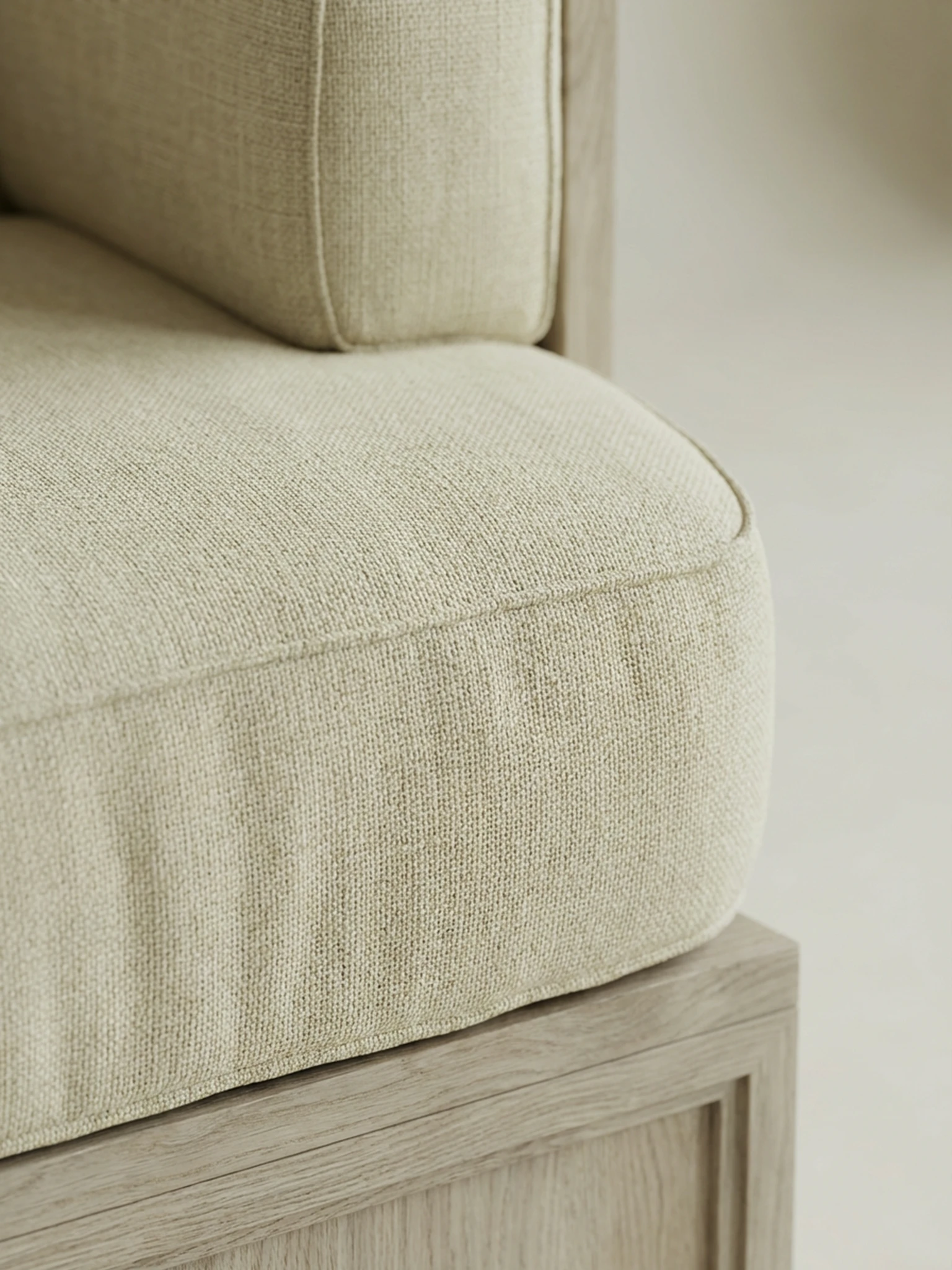 entegre yan sehpalı modern koltuk, platform govdeli ahsap lounge koltuk, ozel uretim modern lounge armchair, mimari tabanli modern koltuk tasarimi, modern interior lounge koltuk