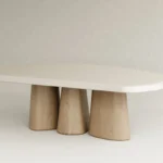 organik form lake masa masif ahşap ayak özel ölçü, konik ayaklı modern yemek masası sipariş mobilya, ısmarlama mobilya lake tabla minimal dining table tasarım, heykelsi modern masa doğal ahşap detay, özel üretim modern yemek masası tasarım