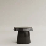 parlak lake yan sehpa organik form özel ölçü, tek ayaklı modern sehpa sipariş mobilya, ısmarlama mobilya siyah lake side table tasarım, heykelsi minimal yan sehpa monolitik form, özel üretim modern yan sehpa tasarım