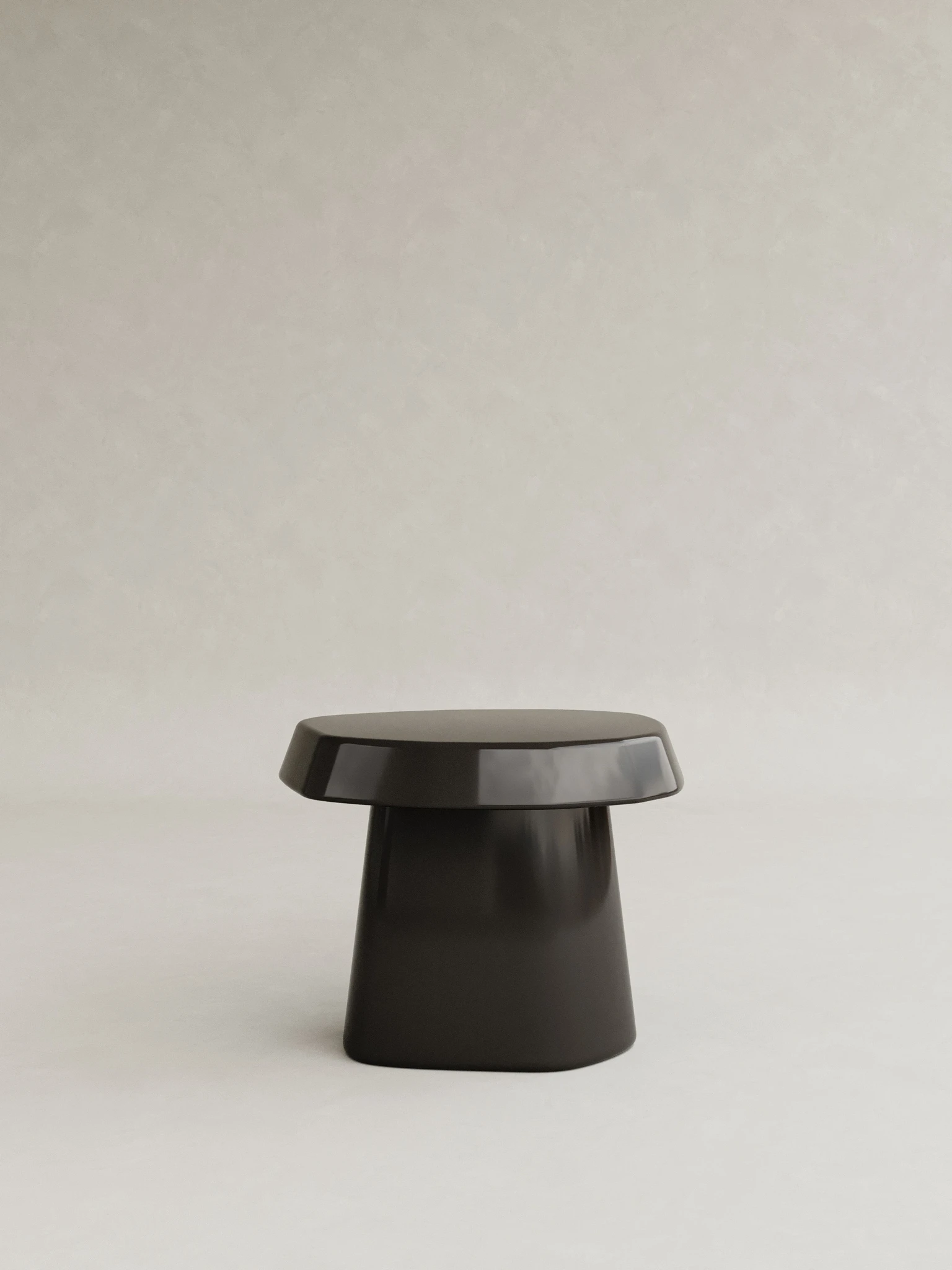 parlak lake yan sehpa organik form özel ölçü, tek ayaklı modern sehpa sipariş mobilya, ısmarlama mobilya siyah lake side table tasarım, heykelsi minimal yan sehpa monolitik form, özel üretim modern yan sehpa tasarım