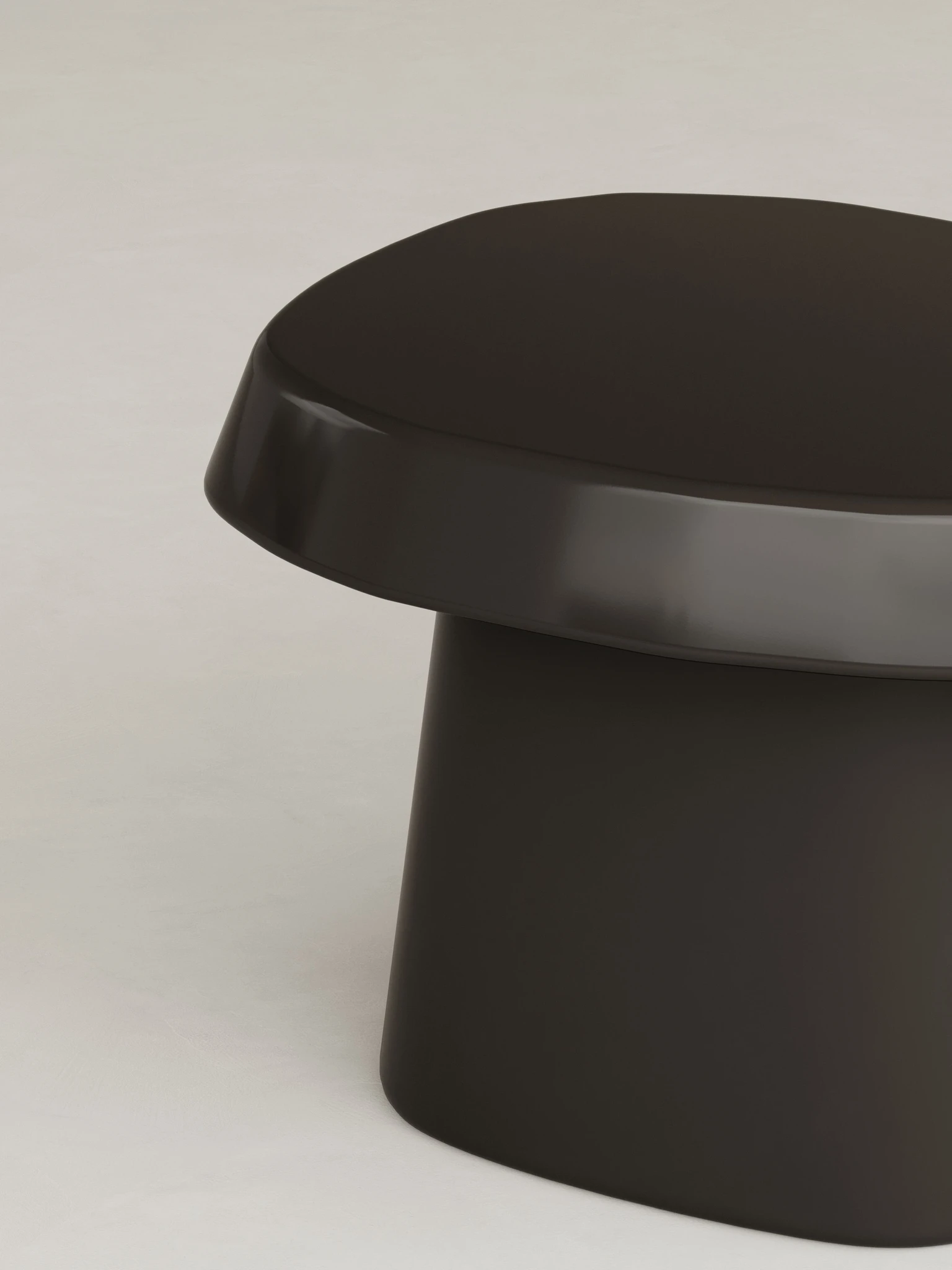 parlak lake yan sehpa organik form özel ölçü, tek ayaklı modern sehpa sipariş mobilya, ısmarlama mobilya siyah lake side table tasarım, heykelsi minimal yan sehpa monolitik form, özel üretim modern yan sehpa tasarım