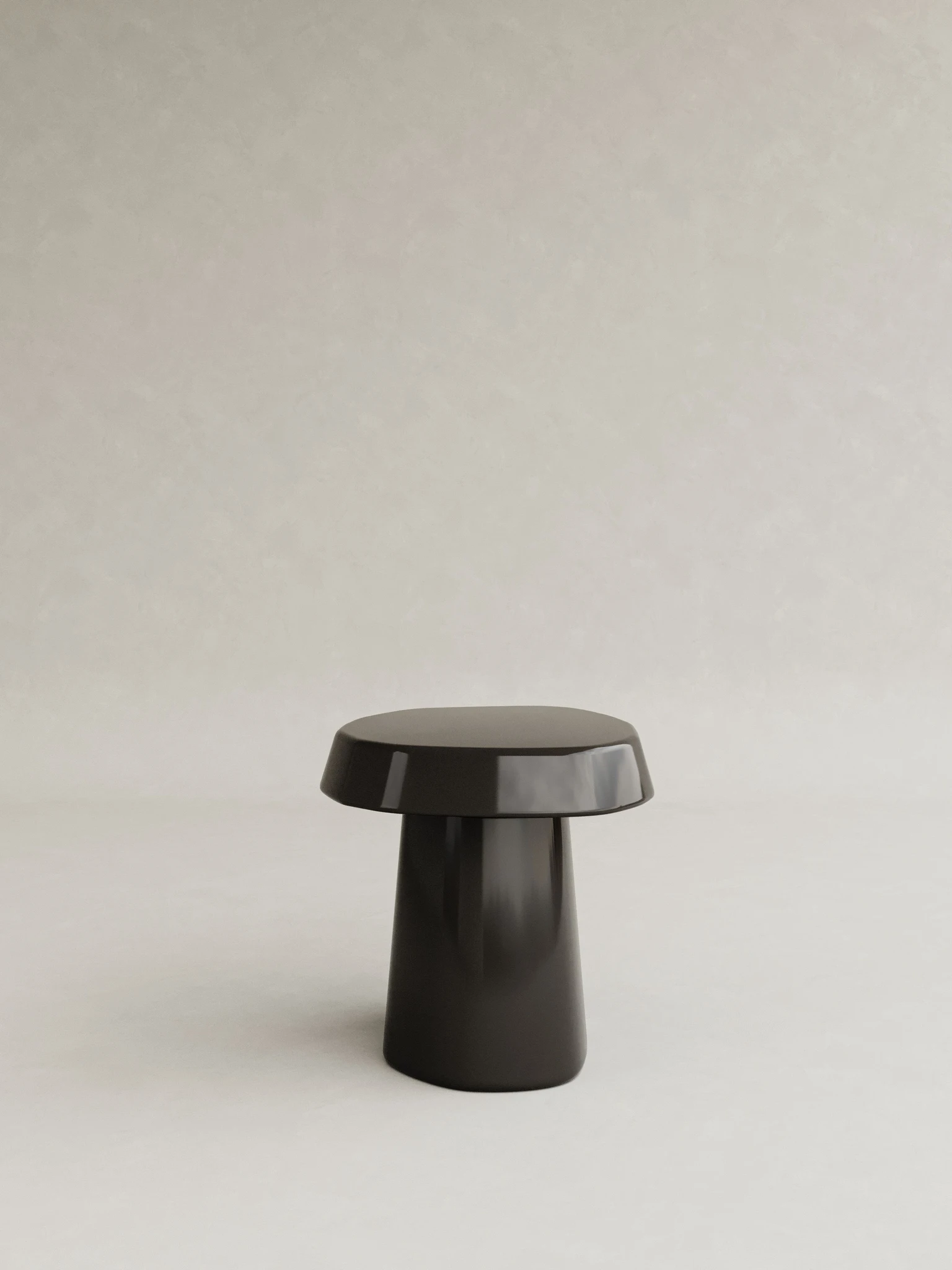 parlak lake yan sehpa organik form özel ölçü, tek ayaklı modern sehpa sipariş mobilya, ısmarlama mobilya siyah lake side table tasarım, heykelsi minimal yan sehpa monolitik form, özel üretim modern yan sehpa tasarım