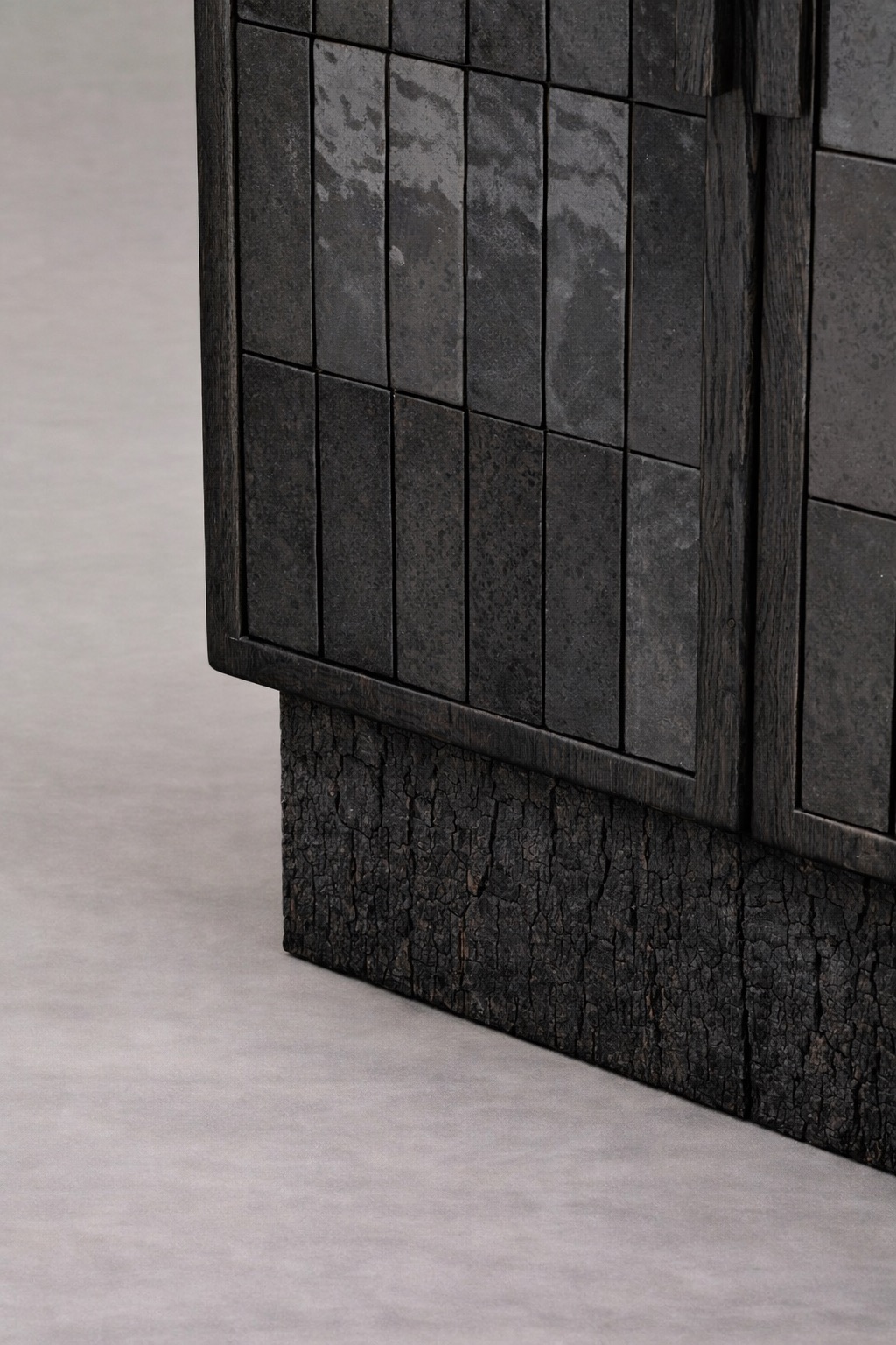 yanik ahsap vitrin bufe tasarimi, seramik panelli modern vitrin dolap, ozel uretim cam kapakli bufe, shou sugi ban designer vitrin modeli, statement modern depolama mobilyasi