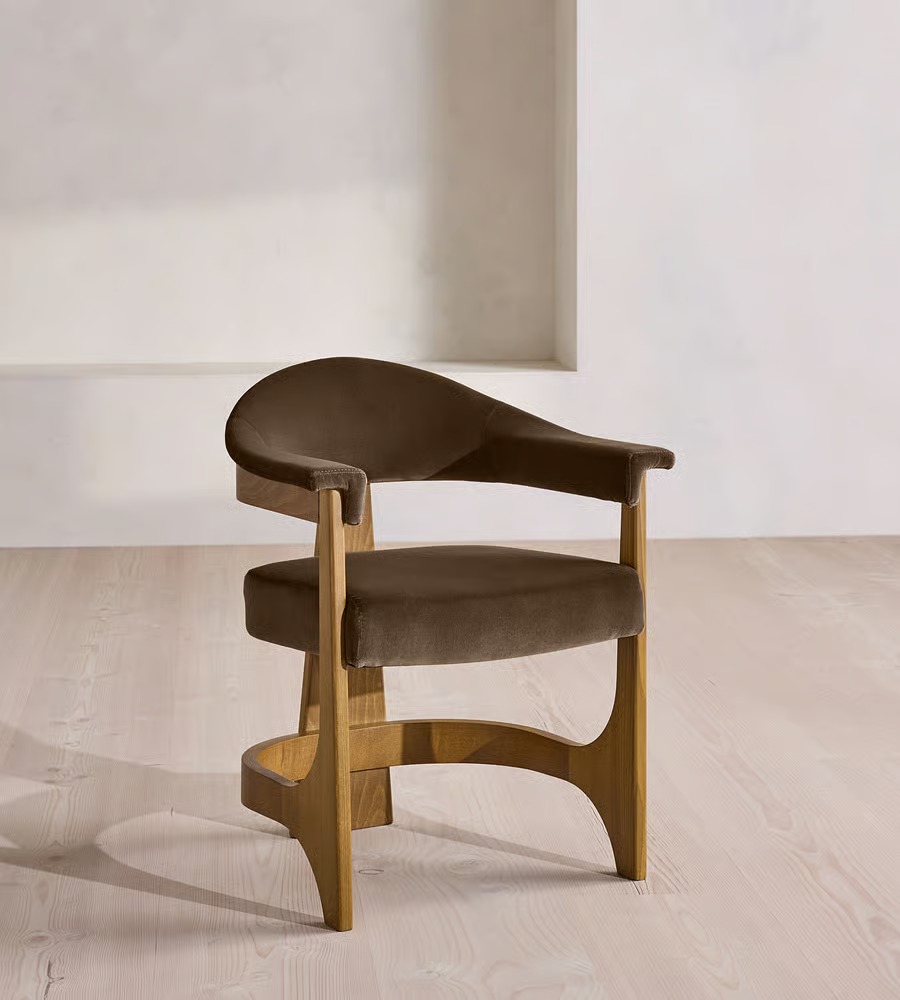 kavisli kol detaylı masif ahşap sandalye, deri döşemeli modern yemek sandalyesi, ergonomik sırtlı masif ahşap dining chair, özel üretim kolçaklı tasarım sandalye, heykelsi kavisli kol form sandalye