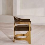 kavisli kol detaylı masif ahşap sandalye, deri döşemeli modern yemek sandalyesi, ergonomik sırtlı masif ahşap dining chair, özel üretim kolçaklı tasarım sandalye, heykelsi kavisli kol form sandalye