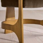 kavisli kol detaylı masif ahşap sandalye, deri döşemeli modern yemek sandalyesi, ergonomik sırtlı masif ahşap dining chair, özel üretim kolçaklı tasarım sandalye, heykelsi kavisli kol form sandalye