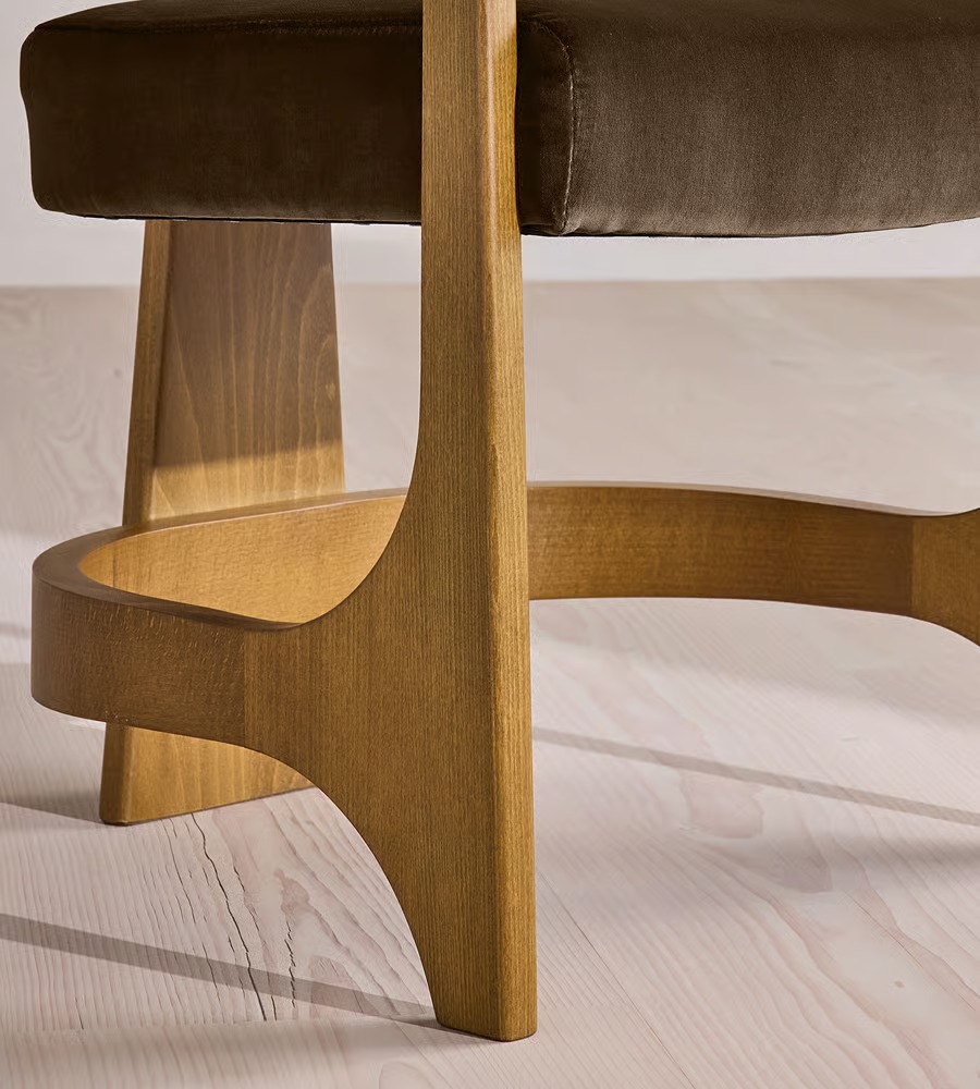 kavisli kol detaylı masif ahşap sandalye, deri döşemeli modern yemek sandalyesi, ergonomik sırtlı masif ahşap dining chair, özel üretim kolçaklı tasarım sandalye, heykelsi kavisli kol form sandalye