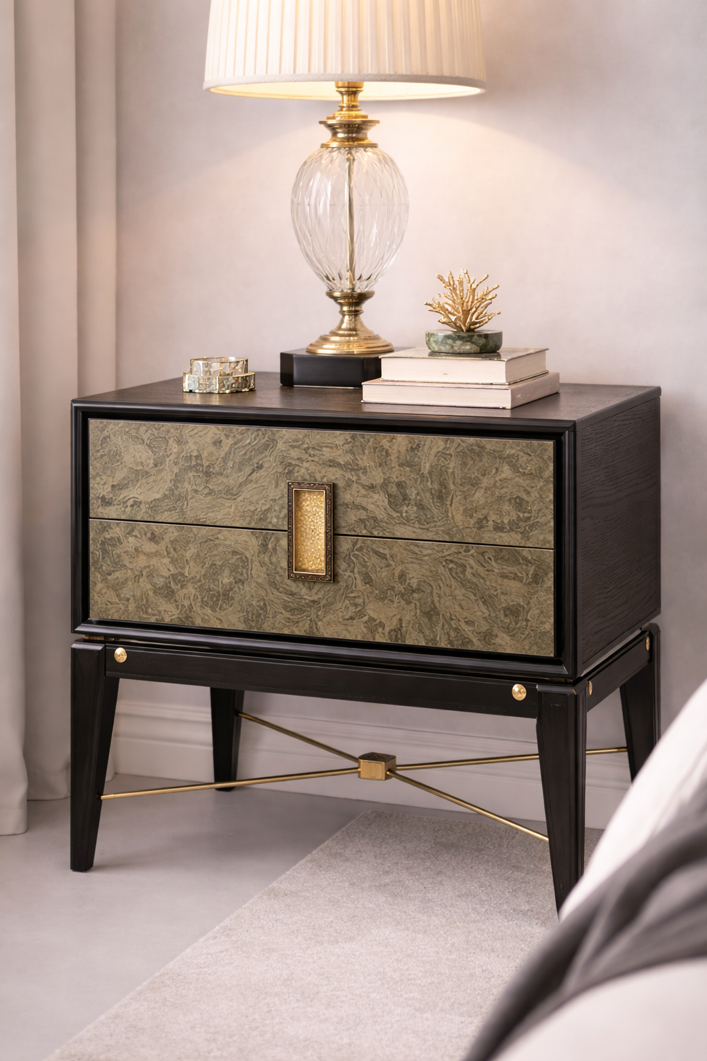 pirinc kaplama modern komodin tasarimi, luxury bedside table pirinc detayli, ozel uretim modern komodin tasarimi, koyu ahsap govdeli modern komodin, pirinc detayli luxury komodin