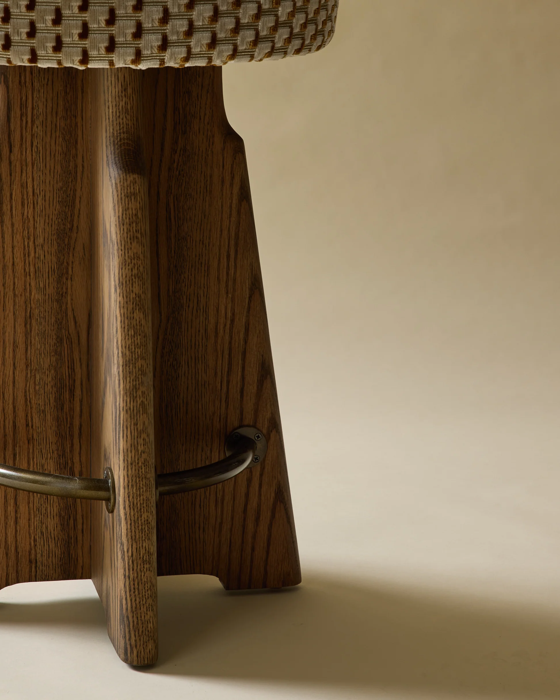 özel ölçü bar taburesi, sipariş mobilya bar taburesi, özel üretim bar taburesi, ısmarlama bar taburesi, masif ahşap bar taburesi