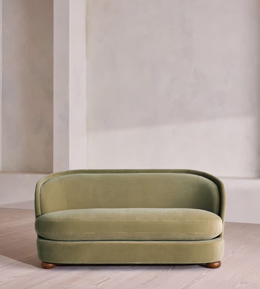 kavisli sirtli modern kanepe tasarimi, ozel uretim kompakt sofa tasarimi, kadife dosemeli organik kanepe, boutique interior modern sofa tasarimi, heykelsi form modern kanepe