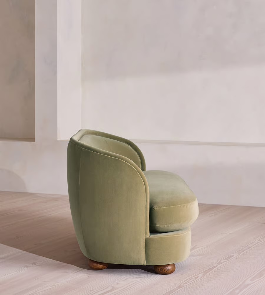 kavisli sirtli modern kanepe tasarimi, ozel uretim kompakt sofa tasarimi, kadife dosemeli organik kanepe, boutique interior modern sofa tasarimi, heykelsi form modern kanepe