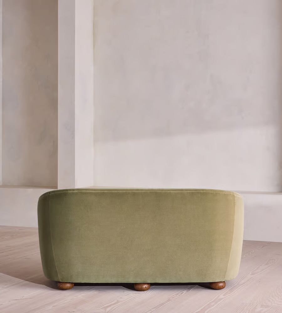 kavisli sirtli modern kanepe tasarimi, ozel uretim kompakt sofa tasarimi, kadife dosemeli organik kanepe, boutique interior modern sofa tasarimi, heykelsi form modern kanepe