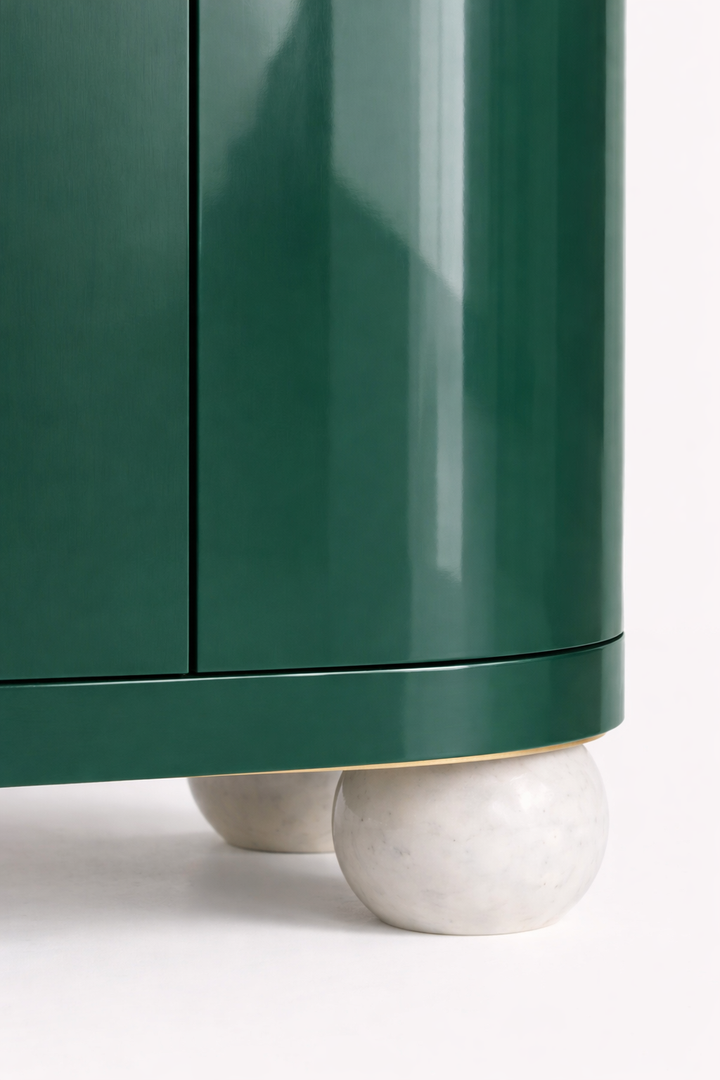 yesil lake oval form bufe tasarimi, pirinc kulplu modern sideboard, ozel uretim lake bufe dolabi, kure ayakli modern bufe tasarimi, high gloss modern bufe