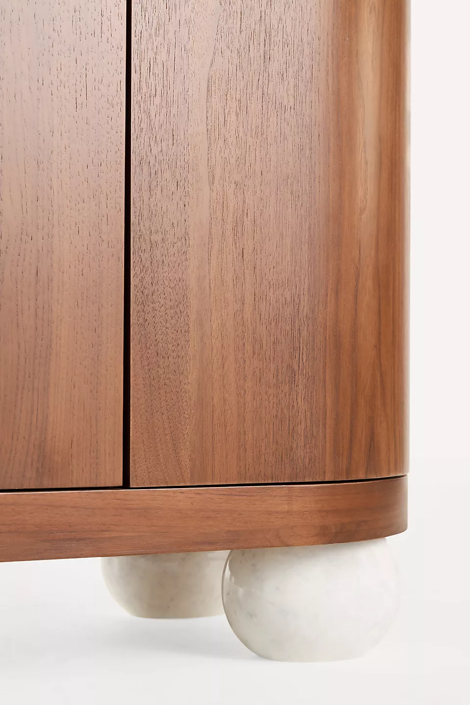 yesil lake oval form bufe tasarimi, pirinc kulplu modern sideboard, ozel uretim lake bufe dolabi, kure ayakli modern bufe tasarimi, high gloss modern bufe