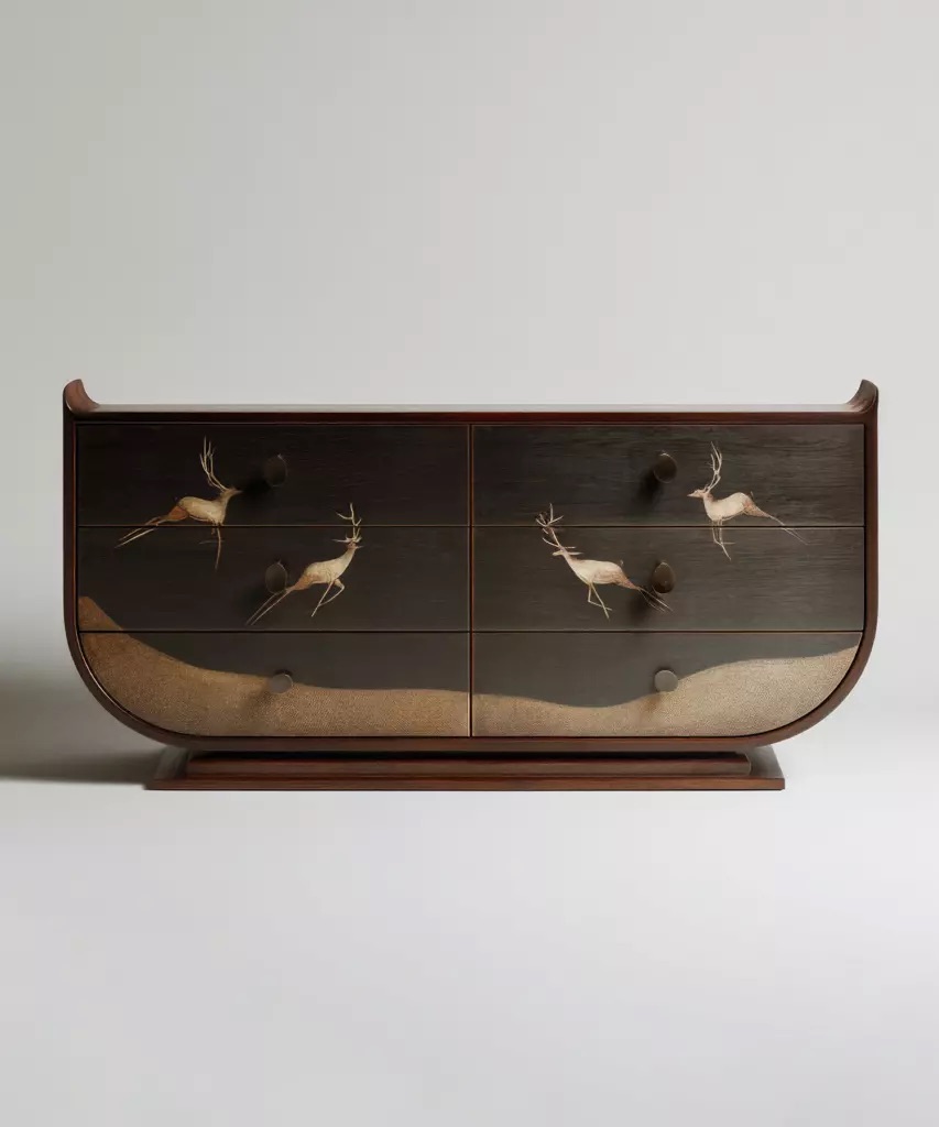 kavisli koyu ahşap dresuar el işçiligi, kakma desenli özel ölçü konsol, modern sanat objesi dresuar tasarım, sipariş mobilya dekoratif console, ısmarlama mobilya çekmeceli dresuar