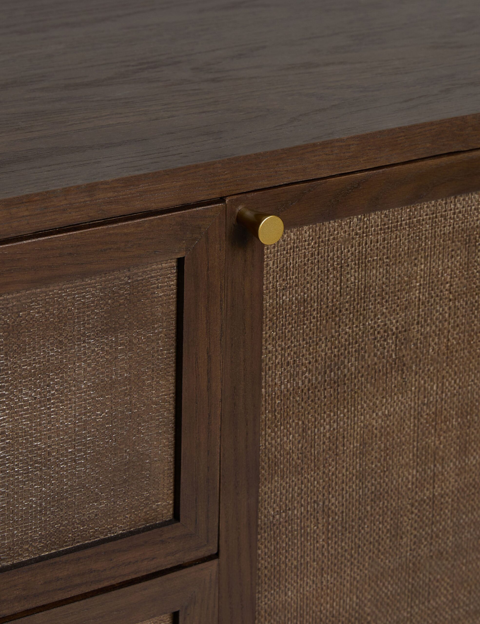 meşe gövdeli rattan panel büfe, japandi tarzı doğal ahşap sideboard tasarımı, masif meşe çekmeceli rattan kapaklı büfe, özel üretim skandinav stil büfe dolabı, doğal dokulu minimal ahşap büfe