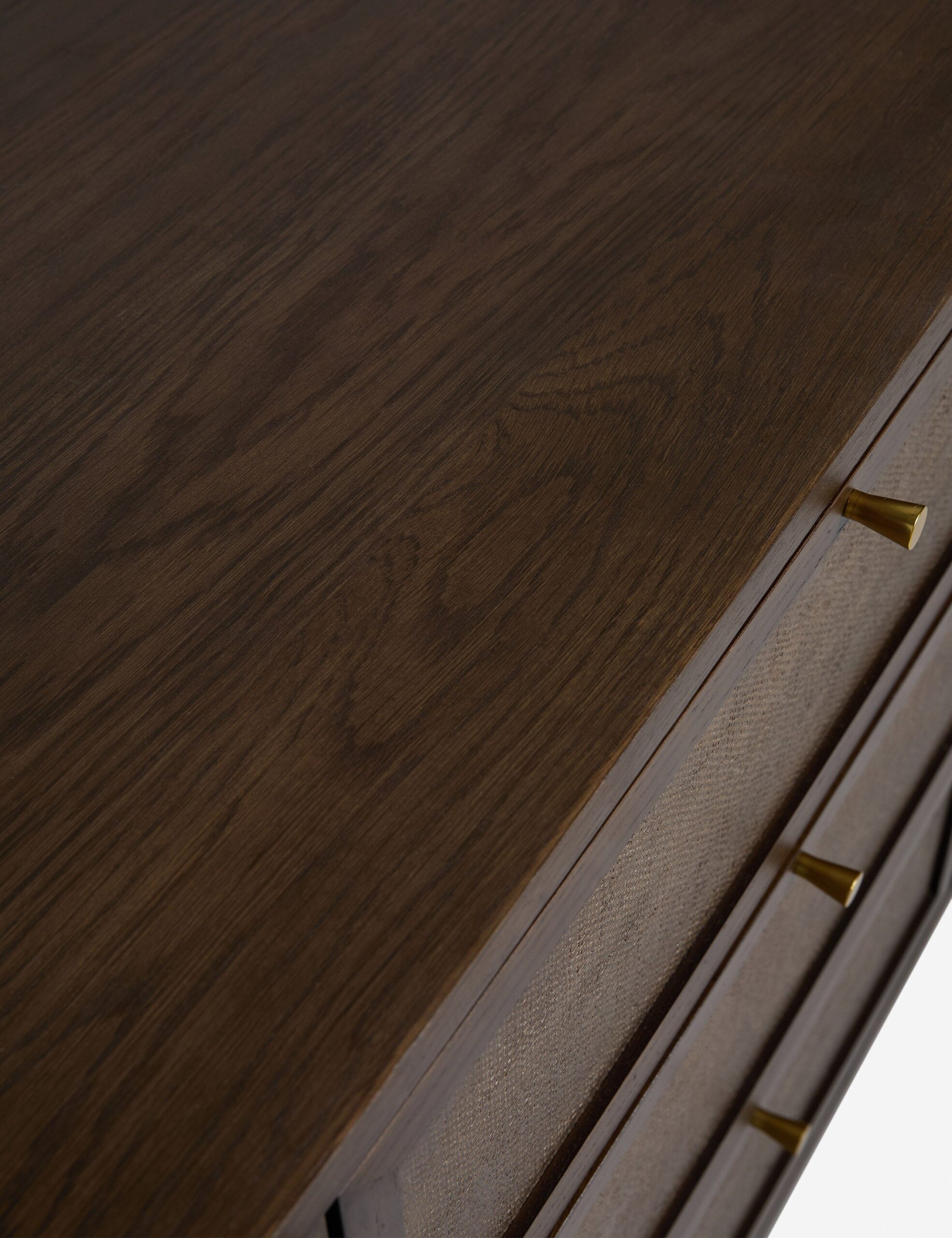 meşe gövdeli rattan panel büfe, japandi tarzı doğal ahşap sideboard tasarımı, masif meşe çekmeceli rattan kapaklı büfe, özel üretim skandinav stil büfe dolabı, doğal dokulu minimal ahşap büfe