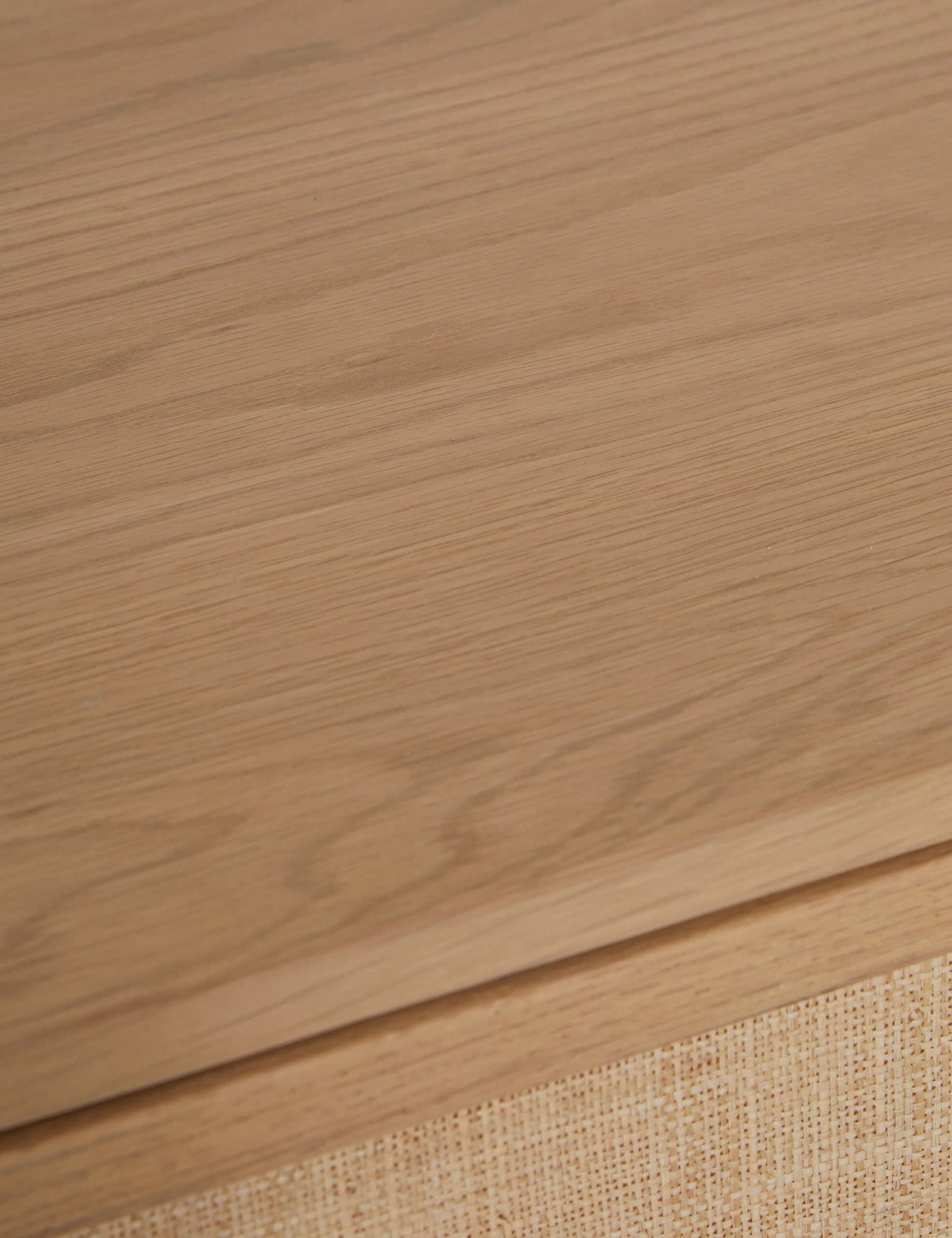 meşe gövdeli rattan panel büfe, japandi tarzı doğal ahşap sideboard tasarımı, masif meşe çekmeceli rattan kapaklı büfe, özel üretim skandinav stil büfe dolabı, doğal dokulu minimal ahşap büfe