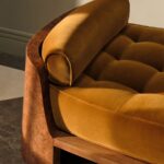 kapitone kadife oturumlu masif mese bench, kavisli ahsap yan panelli modern bench tasarimi, ozel uretim yatak ucu bench tasarimi, silindirik kol yastikli modern bench, masif ahsap govdeli mimari bench tasarimi