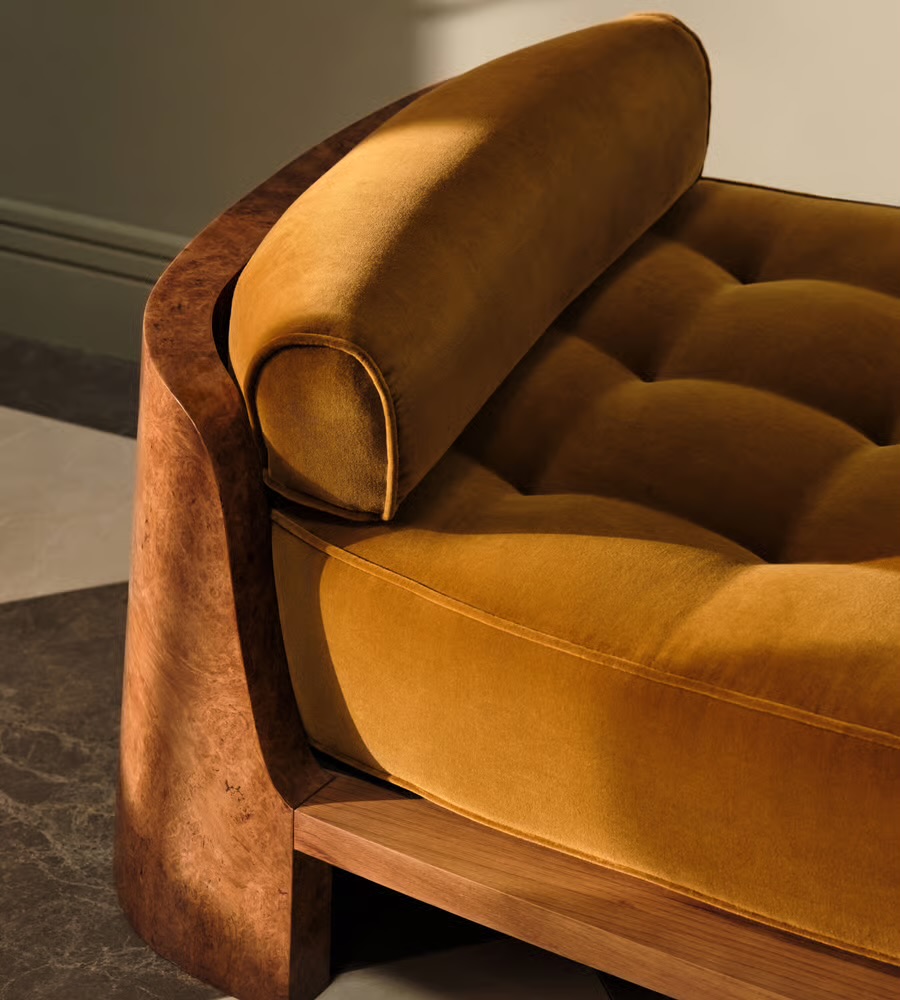 kapitone kadife oturumlu masif mese bench, kavisli ahsap yan panelli modern bench tasarimi, ozel uretim yatak ucu bench tasarimi, silindirik kol yastikli modern bench, masif ahsap govdeli mimari bench tasarimi