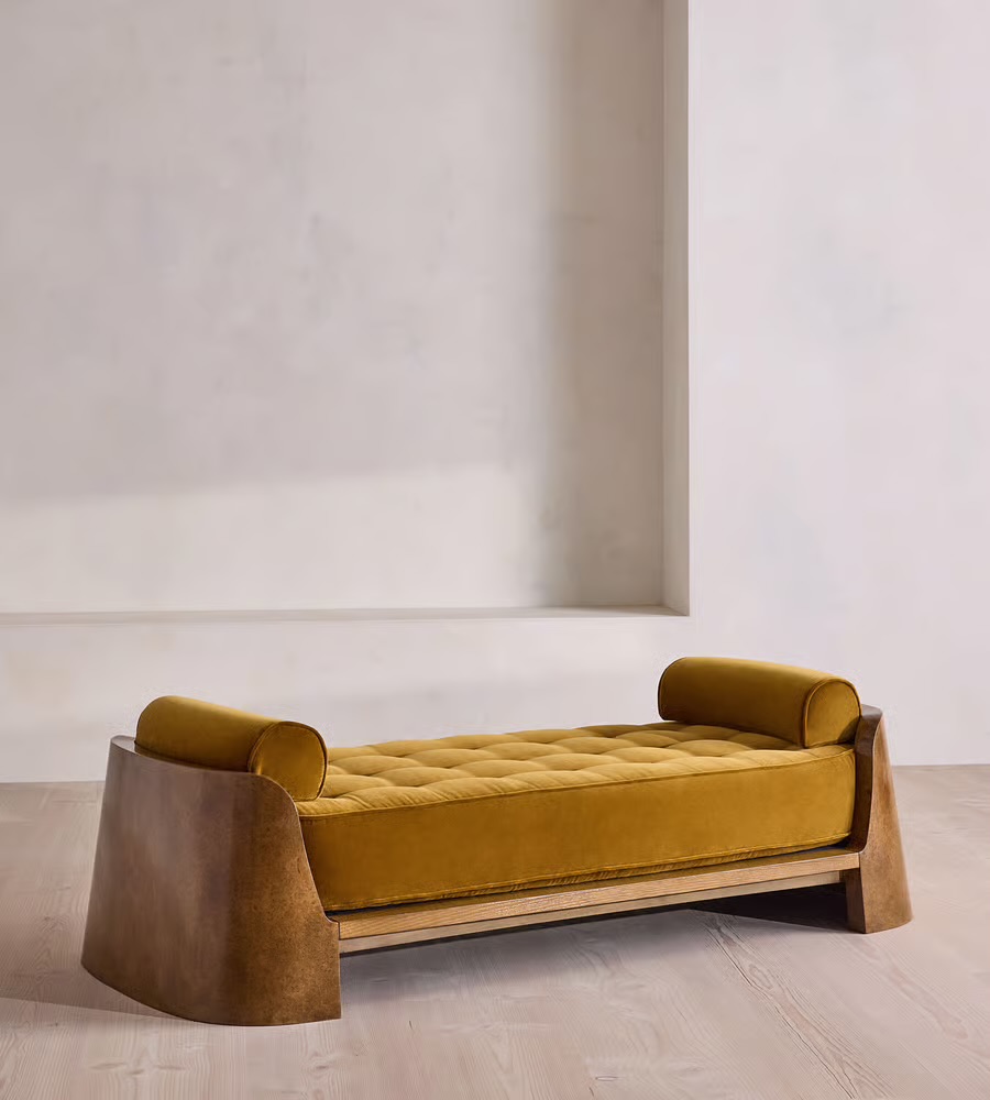 kapitone kadife oturumlu masif mese bench, kavisli ahsap yan panelli modern bench tasarimi, ozel uretim yatak ucu bench tasarimi, silindirik kol yastikli modern bench, masif ahsap govdeli mimari bench tasarimi