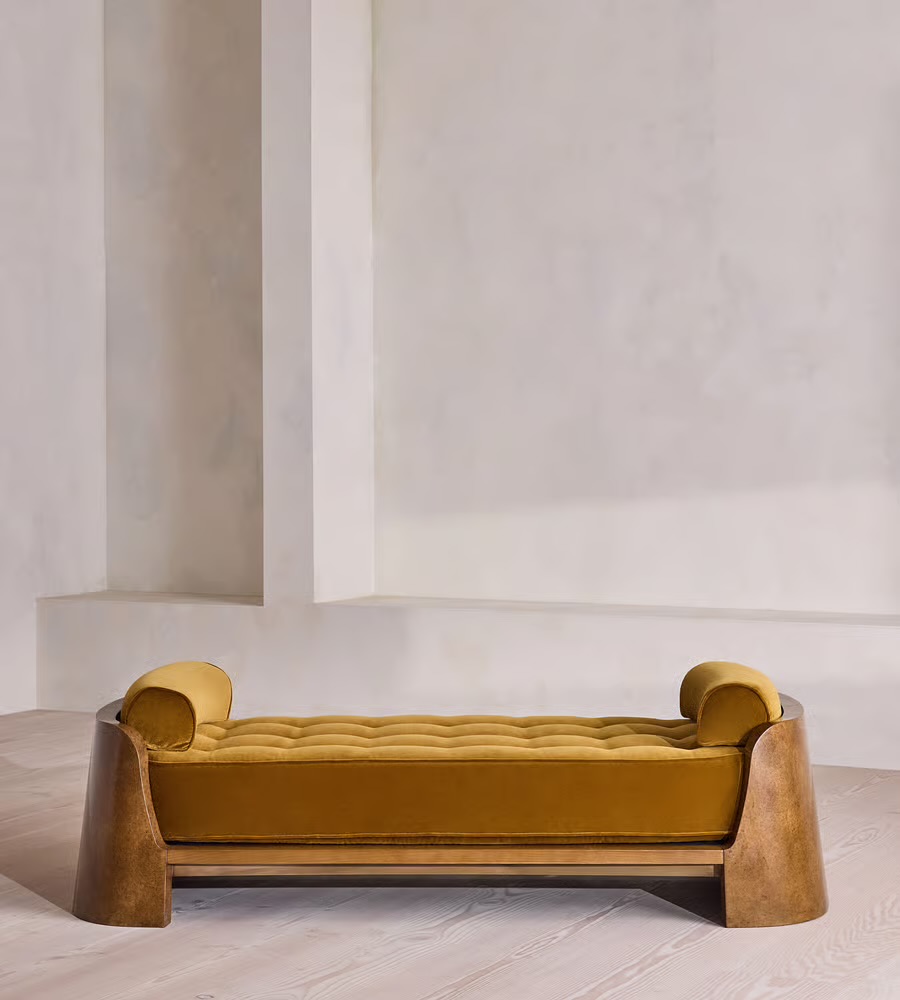 kapitone kadife oturumlu masif mese bench, kavisli ahsap yan panelli modern bench tasarimi, ozel uretim yatak ucu bench tasarimi, silindirik kol yastikli modern bench, masif ahsap govdeli mimari bench tasarimi