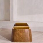 kapitone kadife oturumlu masif mese bench, kavisli ahsap yan panelli modern bench tasarimi, ozel uretim yatak ucu bench tasarimi, silindirik kol yastikli modern bench, masif ahsap govdeli mimari bench tasarimi