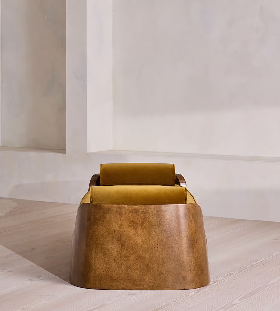 kapitone kadife oturumlu masif mese bench, kavisli ahsap yan panelli modern bench tasarimi, ozel uretim yatak ucu bench tasarimi, silindirik kol yastikli modern bench, masif ahsap govdeli mimari bench tasarimi