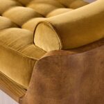 kapitone kadife oturumlu masif mese bench, kavisli ahsap yan panelli modern bench tasarimi, ozel uretim yatak ucu bench tasarimi, silindirik kol yastikli modern bench, masif ahsap govdeli mimari bench tasarimi