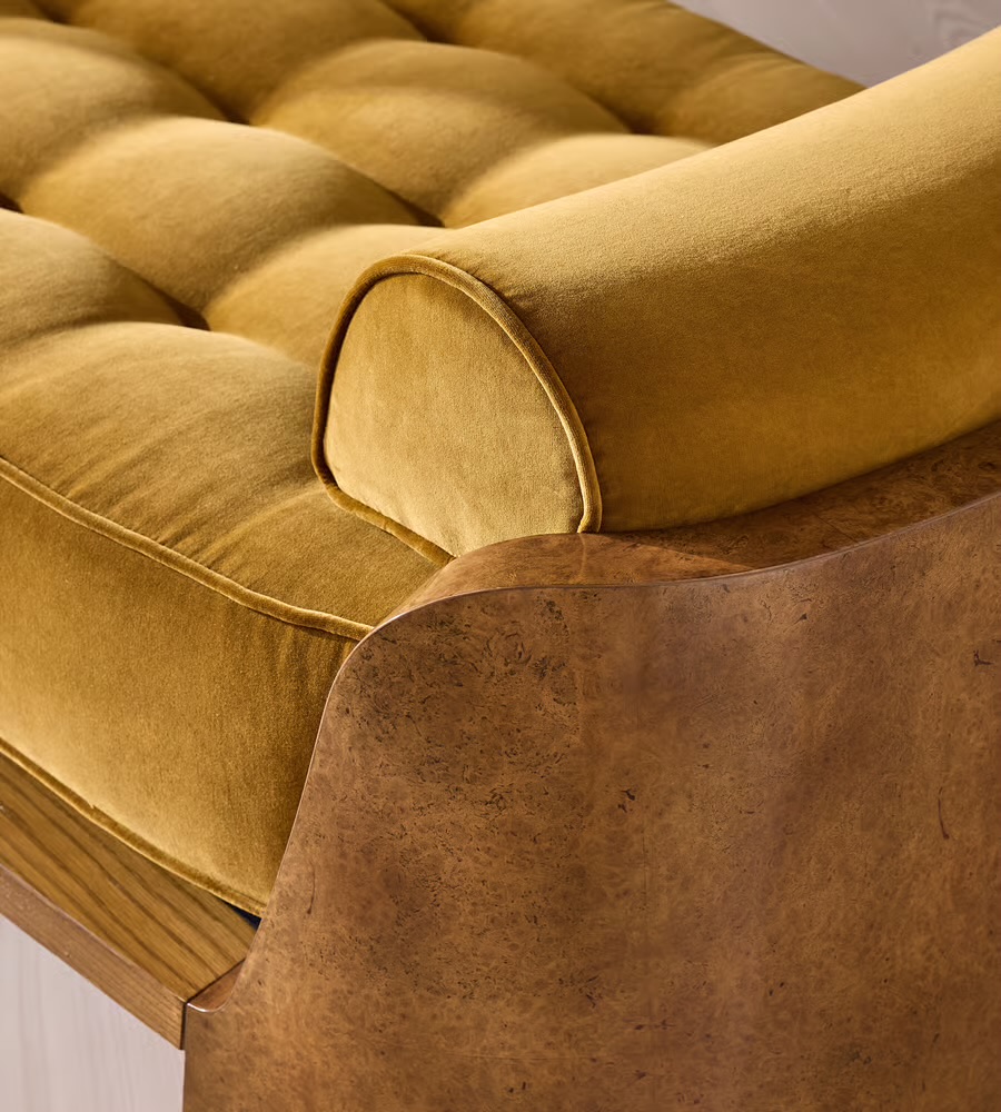 kapitone kadife oturumlu masif mese bench, kavisli ahsap yan panelli modern bench tasarimi, ozel uretim yatak ucu bench tasarimi, silindirik kol yastikli modern bench, masif ahsap govdeli mimari bench tasarimi