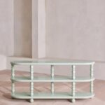 torna ayaklı açık raflı dresuar, lake yüzey üç katlı konsol masa, oval köşeli modern dresuar tasarımı, özel üretim dekoratif açık raflı dresuar, modern klasik torna ayaklı konsol masası