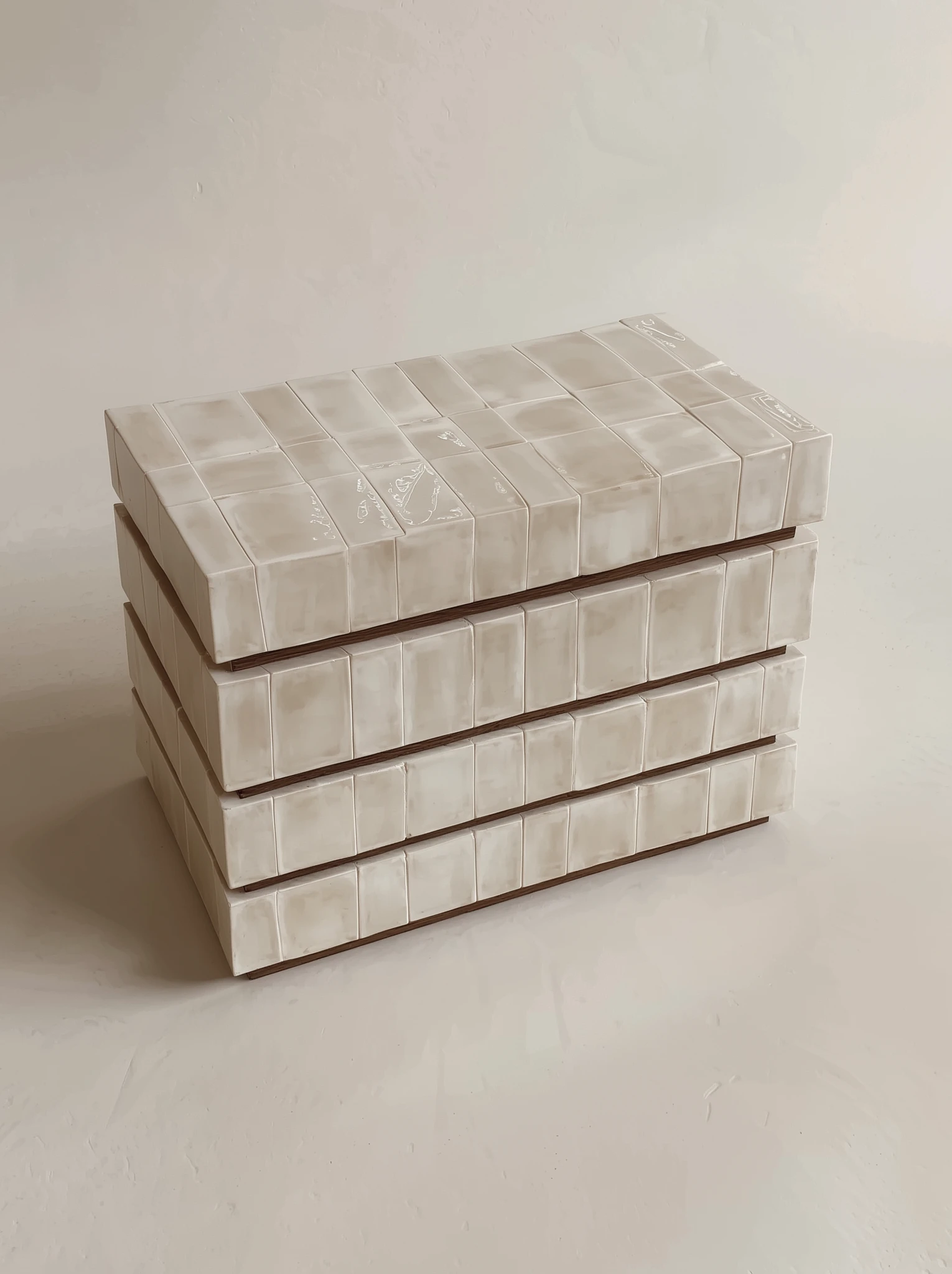 seramik kaplama şifonyer modüler yüzey özel üretim, katmanlı şifonyer özel ölçü sipariş mobilya, ısmarlama mobilya modern minimal şifonyer tasarım, seramik panel depolama ünitesi ahşap detaylı, dokulu yüzey şifonyer mimari tasarım mobilya