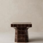 seramik karo kaplamalı modern sehpa tasarımı, heykelsi blok form yan sehpa tasarımı, özel üretim seramik kaplama side table, grid dokulu modern sehpa tasarımı, modern mimari form dekoratif sehpa