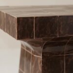 seramik karo kaplamalı modern sehpa tasarımı, heykelsi blok form yan sehpa tasarımı, özel üretim seramik kaplama side table, grid dokulu modern sehpa tasarımı, modern mimari form dekoratif sehpa